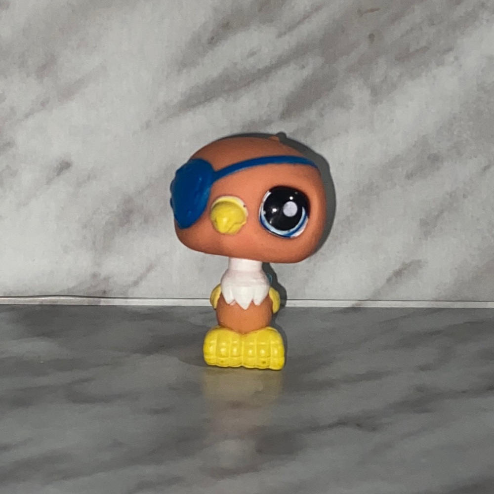 Littlest Pet Shop Bird Pirate Glass Eye Parrot #882